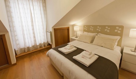 Local Accommodation Apartments Turisticos T2 Portugal Lisbon King D Dinis House Bedroom Pateodasbuganvilias